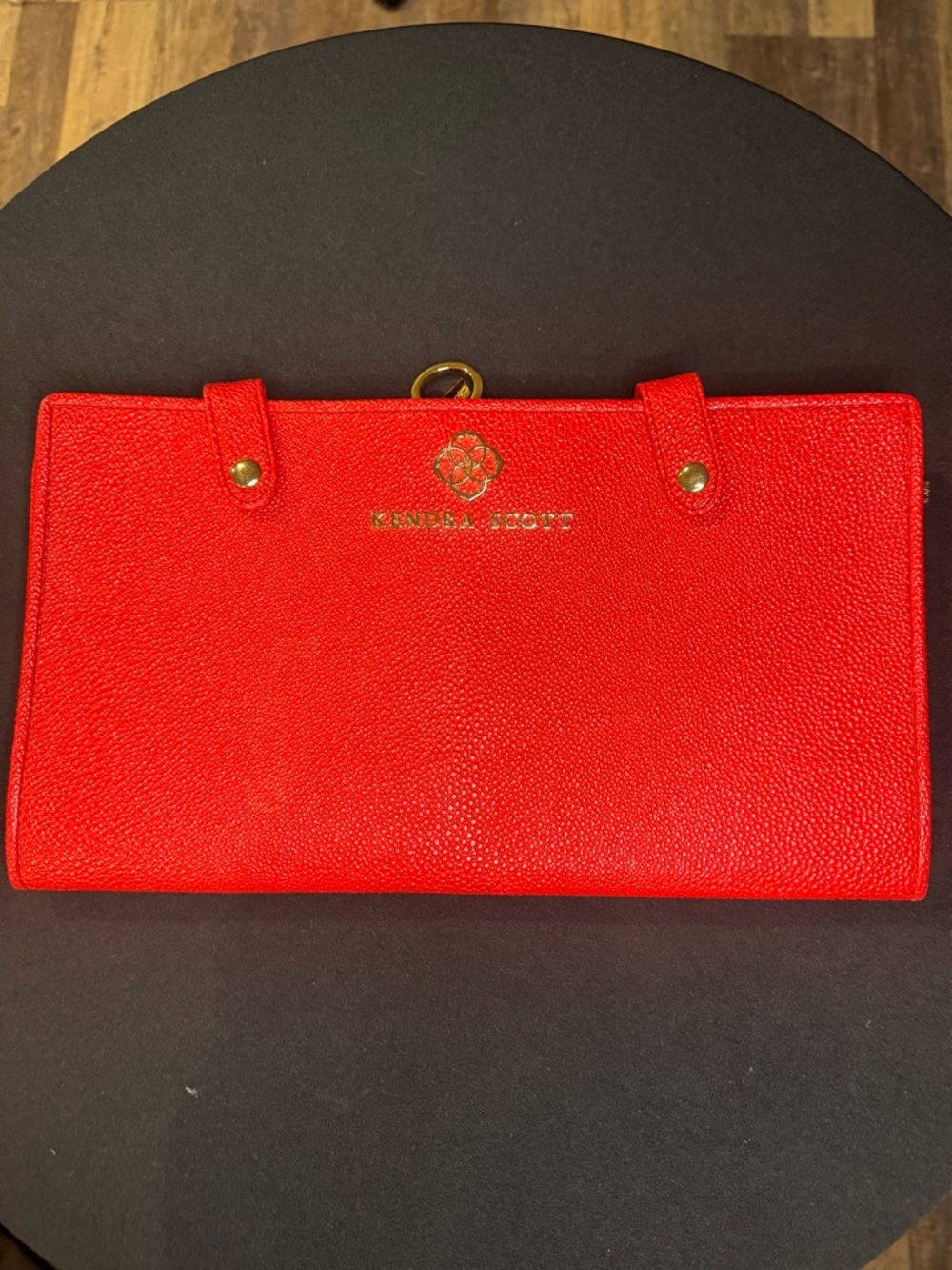 Kendra Scott Red Pebbled Jet Set jewelry organizer with Gold Logo - Picture 2 of 4